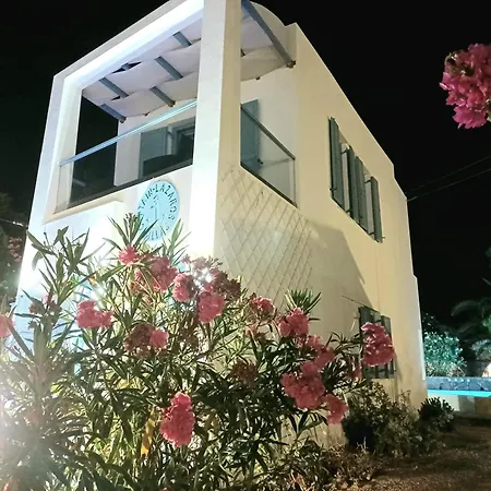 Captain Lazaros Villa: Black With Pool And Sea View Perissa (Santorini)