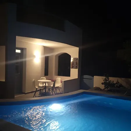 Located By The Sea One Beachfront Private Captain Lazaros Pool With Loft In 750sqm Spacious Private Plot-jacuzzi-sunrelax-furnished Terace-gazebo-private Parking,sleep 3 Adults And 2 Children, Just Steps From The Black Beach-seaview * Perissa (Santorini)
