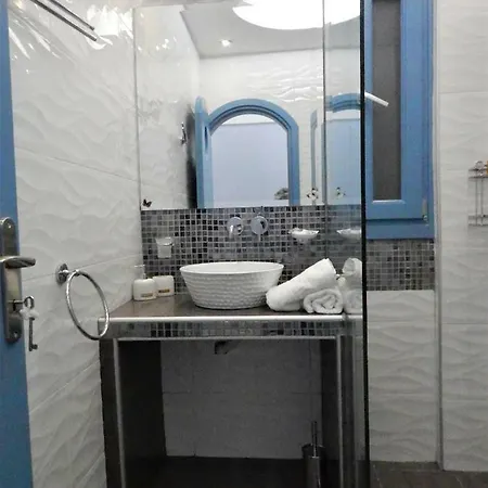 Captain Lazaros Villa: Black With Pool And Sea View * Perissa (Santorini)