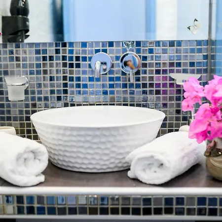 Villa Located By The Sea One Beachfront Private Captain Lazaros Pool With Loft In 750sqm Spacious Private Plot-jacuzzi-sunrelax-furnished Terace-gazebo-private Parking,sleep 3 Adults And 2 Children, Just Steps From The Black Beach-seaview Perissa (Santorini)